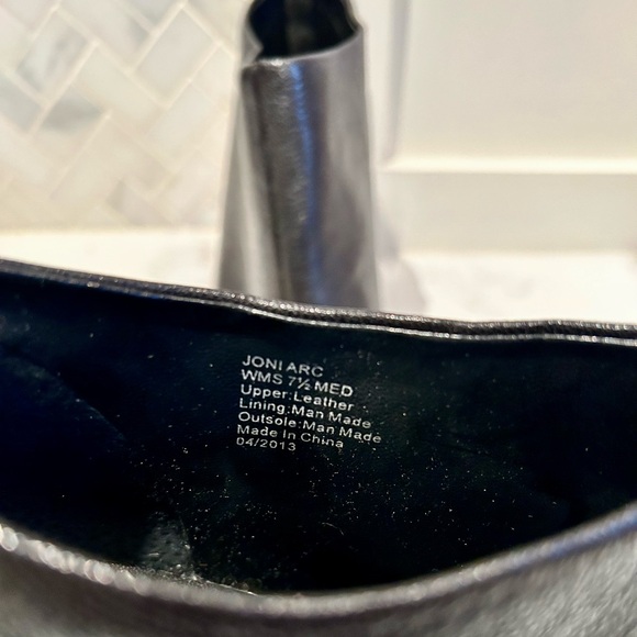 NWT! Kenneth Cole Reaction Leather Booties - Picture 6 of 6